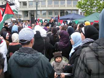 M&ouml;te till st&ouml;d f&ouml;r Ship to Gaza, David Rovic framtr&auml;dder.