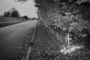 i oktober f&ouml;rra &aring;ret sk&ouml;ts en 20-&aring;rig kvinna p&aring; roseng&aring;rd, hon satt tillsammans med en utl&auml;ndsk kompis i en bil.